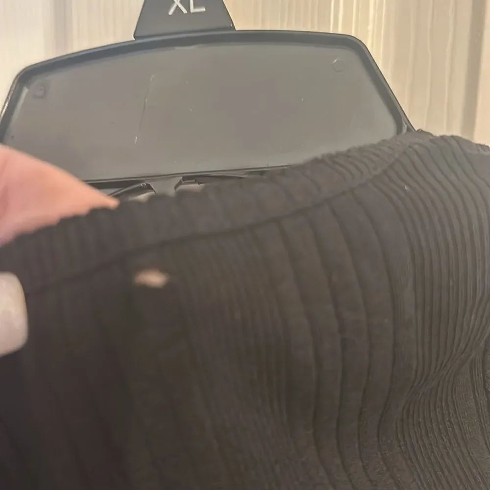 BDG Top NWOT With Flaw Pictured Size. Small - Picture 5 of 5